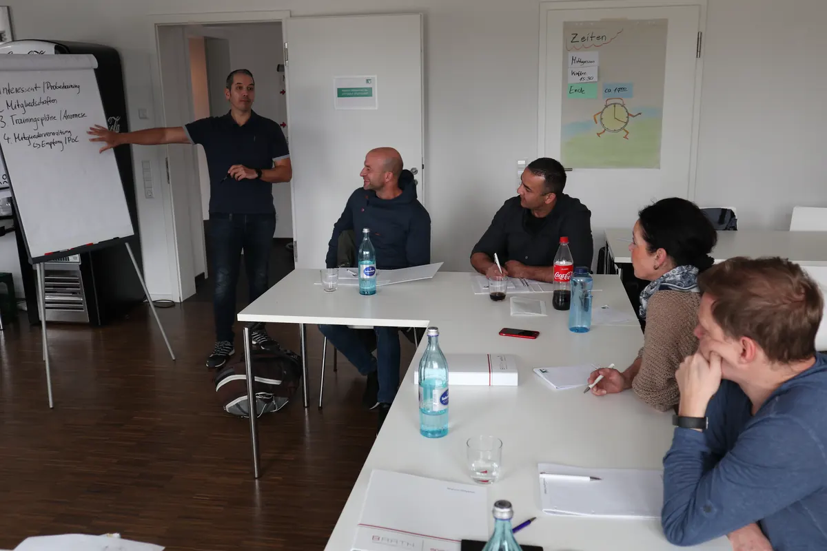 Achim Barth erklärt einer Seminargruppe die Inhalte am Flipchart